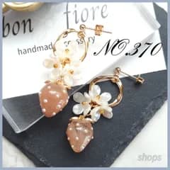 NO.370 いちご　苺　フルーツ　お花　フラワー　フープ　大ぶり　揺れる / イヤリング/サージカルステンレス/樹脂ピアス 金属アレルギー対応　春　プレゼント　ギフト　普段使い　ハンドメイドピアス　ハンドメイドアクセサリー