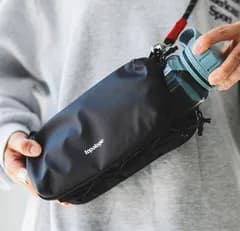 新品未使用　トポロジー　ユニセックス　ボトルサコッシュ　おしゃれ　ショルダーバッグ　ブラック