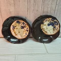159　 個性的な絵付け皿 2枚セット 陶芸作品 渋みのある黒釉と女性の横顔