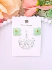 小さなクローバーのお花耳飾り(pastel green)