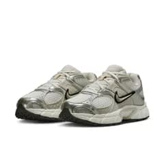 ナイキ スニーカー レディース NIKE WMNS V5 RNR ローカット  シューズ 女性 レディースシューズ 靴 レトロランスタイル スポーツMIX スポカジ スポーティ レディーススニーカー  nike くつ/HQ7901-104