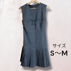 [62] ノースリーブワンピース S-Mサイズ相当 グレー プリーツ 切替 リボン ひざ丈 定番 人気 古着 レディース 上品 美シルエット