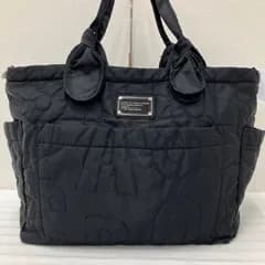 1762　MARC BY MARC JACOBS　マークバイマークジェイコブス　トートバッグ　ハンドバッグ　ブラック　黒　無地　キルティング　キルト　レディース　シンプル　カジュアル　きれいめ