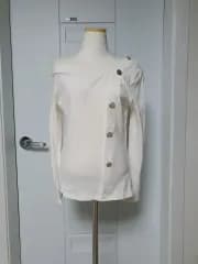 新品-アイボリー ゴールド アシンメトリー オフショルダー ニット Tシャツ
