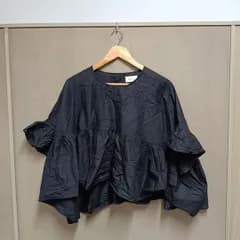 【美品】【新品タグ付き】★風を含みふわりと舞う軽い着心地★ リブラキュー Libra Cue『肌に張り付かず風を通すエアリーな生地』ハーフスリーブティアードブラウス 【F】