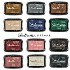 【1個】デリカータL （12色）ツキネコ　キラキラ メタリック スタンプ台 盤面76×47mm角 Delicata L DE-191～DE382 水性 ピグメントインク エアドライ アーカイバル 浸透乾燥 スタンプパッド 消しゴムハンコ 普通紙 アート紙 コー