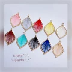 ピンク/レッド/ミモザ/生成り/ブラウン/エメラルドグリーン/ブラック/コバルト/シャンパンゴールド ハープチャーム リーフチャーム 灰色 赤 黄色 白 茶色 黄緑色 黒 紺色 ハロウィン クリスマス しずく 羽根花葉 刺繍糸 ハンドメイドパーツ2個