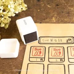 【20ｍｍ角】 お名前はんこ20㎜角☆浸透印【赤インク】＊名入れオーダー＊⑮英語＊OSMO_047_2020_R