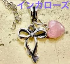 インカローズ・ロードクロサイトシルバー色リボンチャーム付アレルギー対応ネックレス