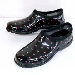 レインシューズ（ブラック・黒） 水玉　ショート丈　devoo　サイズ8インチ（25.5cm）　雨具　女性用　レディース　雨の日　ビーチ　水仕事　ガーデンシューズ　やわらかい　柔らかい　濡れない　ショート丈　おしゃれ　雨天　軽量　梅雨　雨靴　水濡れ防止　靴