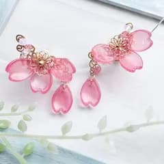 大きいガラスの赤いお花のイヤーカフ