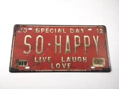 アメリカ ナンバープレート風 ブリキ看板 SO HAPPY 赤 30.5cmX15.5cm メタルプレート レストラン ガーデニング アメリカン 屋外 飾り方 おしゃれ 庭 レトロ 店舗 フェンス 車 ヴィンテージ カフェ バー 米国
